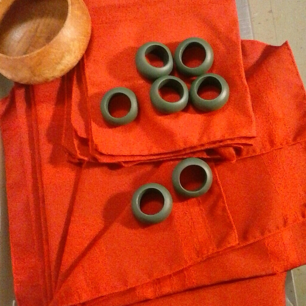 Table cloth , 6 napkins, 7 wood rings, wood bowl